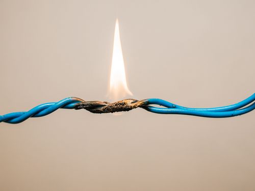 Cables con una llama de fuego